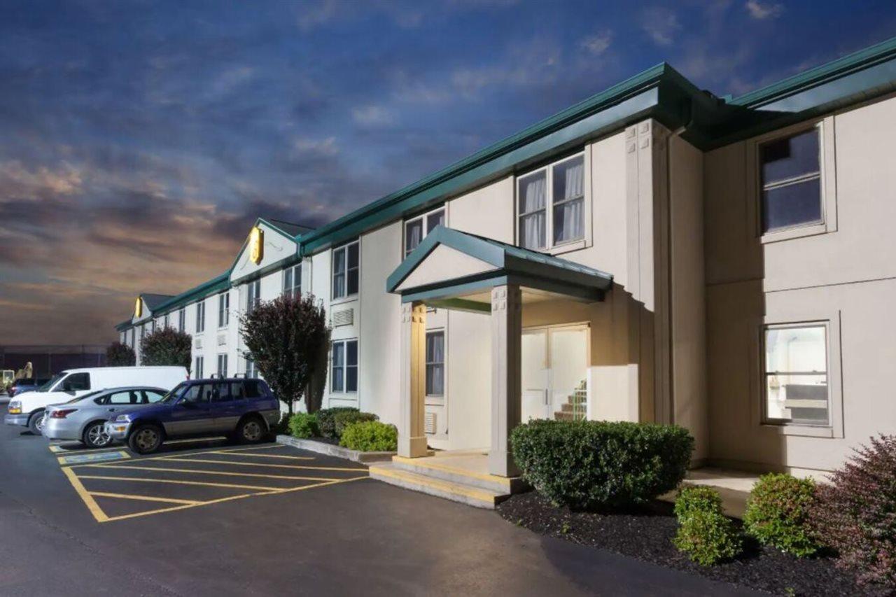 Super 8 By Wyndham Harrisburg Hershey West Exterior photo