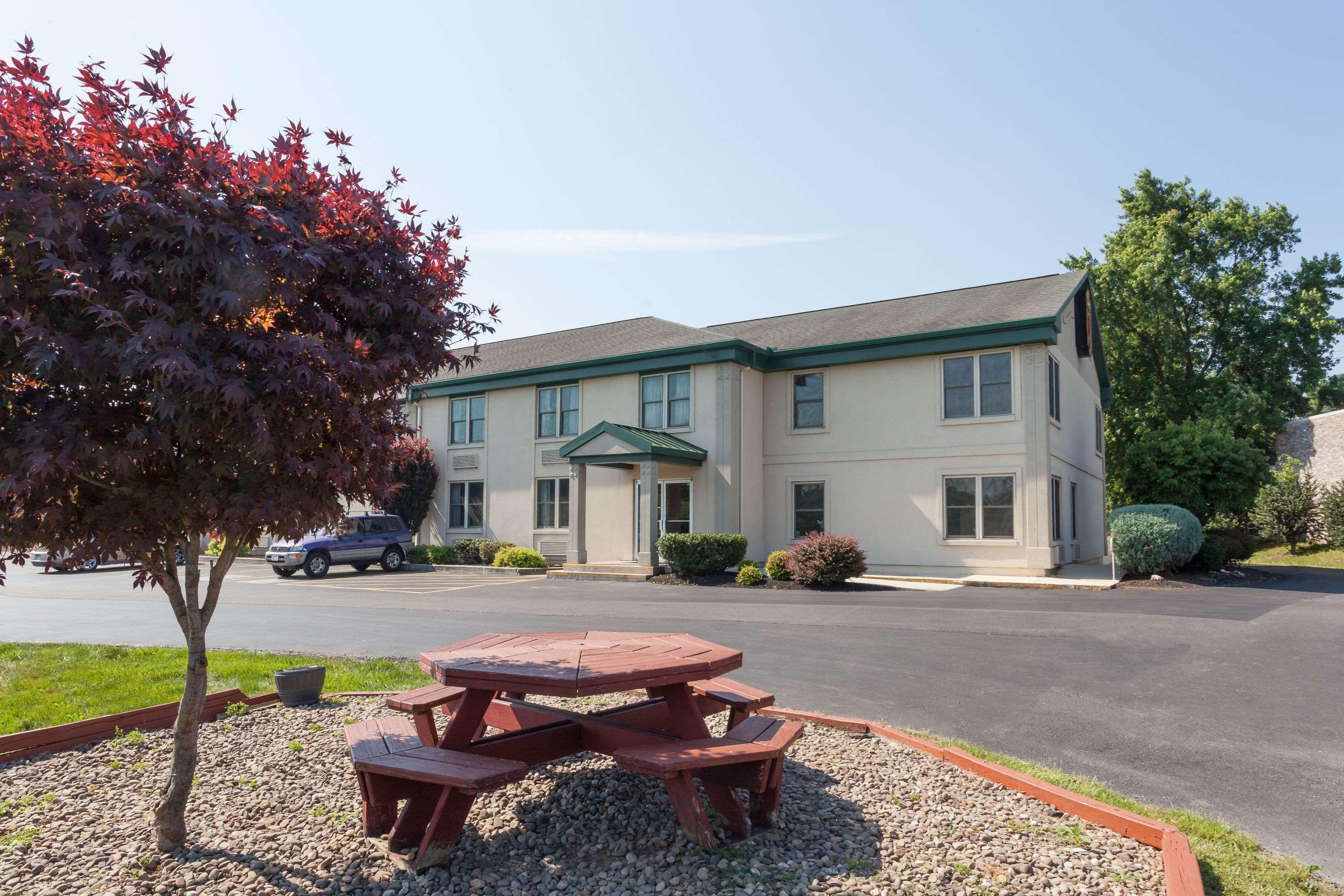 Super 8 By Wyndham Harrisburg Hershey West Exterior photo